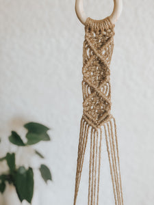 A fun diamond design plant hanger that you can't go wrong with. Made with 3mm jute twine on an untreated wooden hoop. 