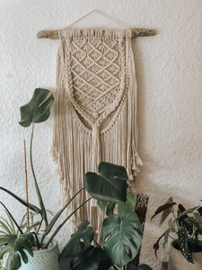 A detailed centre piece with a flowy fringe, perfect for any wall in the house! Made with two different types of 5mm cotton rope on a gorgeous piece of natural driftwood. She's lengthy, slim and such a statement!
