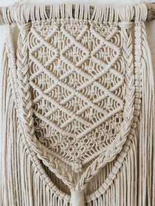 A detailed centre piece with a flowy fringe, perfect for any wall in the house! Made with two different types of 5mm cotton rope on a gorgeous piece of natural driftwood. She's lengthy, slim and such a statement!