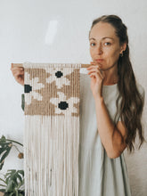 It's undeniable how much joy and beauty flowers bring into our lives and this sweet little daisy wall hanging is a tribute to that. Rayen comes from the Mapuche word for "flower". It is made with natural cotton rope, black cotton rope and jute twine. This colour combination is earthy and neutral which gives it a cool bohemian vibe and fits in with any colour scheme. 